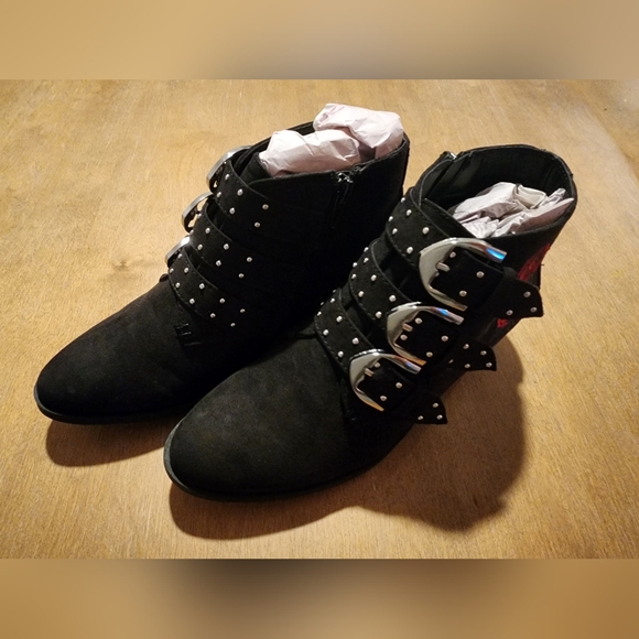 Truffle Collection Rose Embroidered Buckle Western Boot - Picture 4 of 11